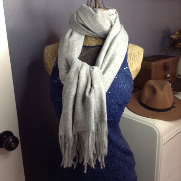 NWT Liz Claiborne Lt. Heathered Grey Scarf/Wrap, soft, Warm and cozy, Versatile - Picture 3 of 7